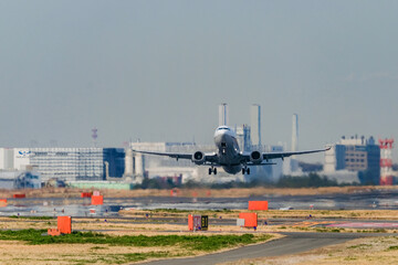 Fototapeta premium 東京を離陸していく飛行機