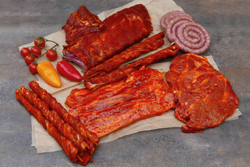 Diverse Sorten von Fleisch zum grillen wie Bratwurst, Steak, Spieße und Gemüse.