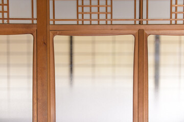 ガラス枠に細かい工芸細工がされたガラス障子