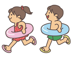 水着姿で浮き輪を抱え、嬉しそうに走る男の子と女の子