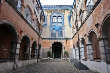 Napoli - Entrata della Basilica di San Gennaro fuori le mura