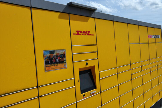 DHL Packstation: Empfang und Versand von Paketen und Retouren.