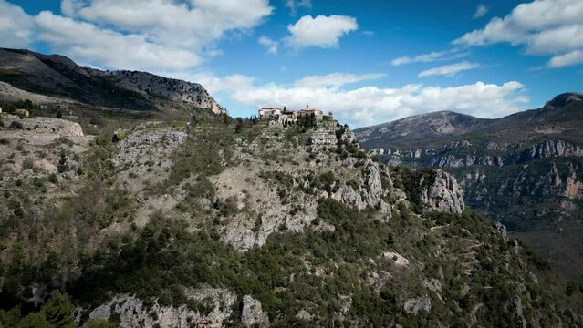 Gourdon magnifique village perché proche de Grasse dans le sud de la France, parc régional des prealpes, vue drone en 4K 60fps, magnifique relief montagneux 