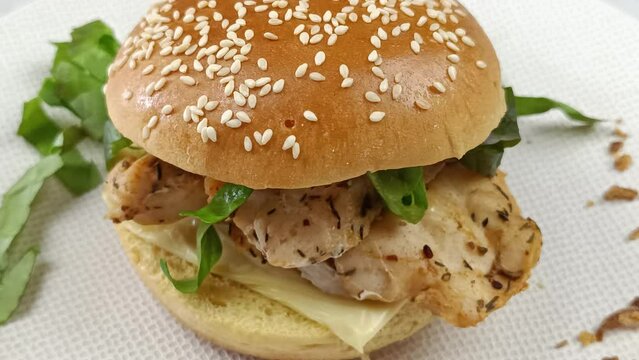 burger au poulet, en gros plan, dans une assiette
