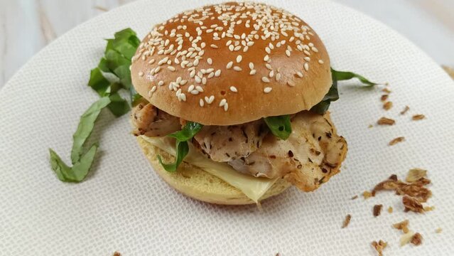 burger au poulet, en gros plan, dans une assiette