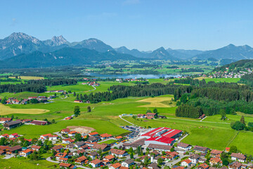 Sommerlicher Ausblick auf die Gemeinde Rieden und den Forggensee am Alpenrand im Allgäu