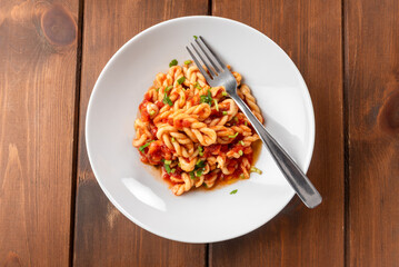 Piatto di lorighittas con pomodoro e basilico, pasta tradizionale sarda, cibo italiano  - 779545639