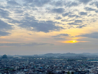 Obraz premium 山頂から望む夕暮れ時の街並み風景