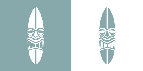 Logo club de surf en Hawái. Silueta de máscara tiki en tabla de surf - 779572497