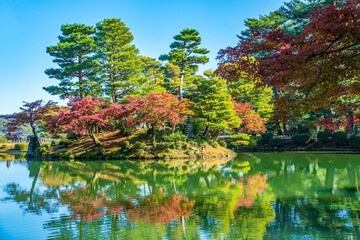 Fototapeta na wymiar Spiegelung, Kenroku-en Garten, Kanazawa, Japan 