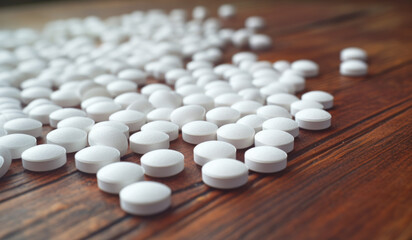 Fármacos comprimidos sobre la mesa.