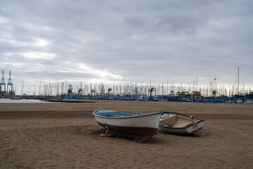 Ruderboote am Strand
