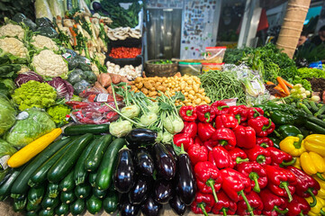 Stragan na bazarze z warzywami. Nowalijki wiosenne. Handel na bazarze. Ogórki, pomidory,...