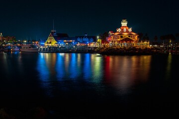 Obraz premium Night view of illuminated Shoreline Village with waterfront in Long Beach, California