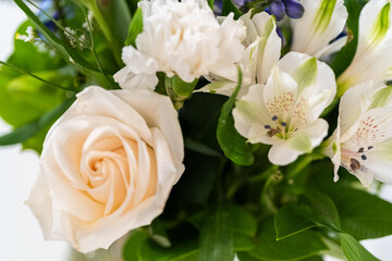 Elegant White Rose Bouquet Adorns a Beautiful Vase