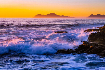 Puesta de sol en el mar con olas. Ría de Vigo. Rías Baixas. Pontevedra. Galicia. España. Europa.