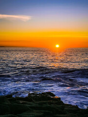 Puesta de sol en el mar con olas. Ría de Vigo. Rías Baixas. Pontevedra. Galicia. España. Europa.