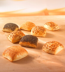 Gemischte Brötchen, Brot, Brötchen, Mohnbrötchen, gebacken,