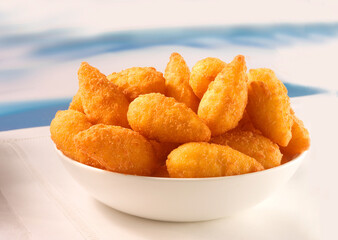 Zapfenkroketten, Kroketten, Kartoffeln, frittiert, weisse Schüssel, Zapfen,
