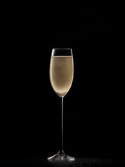 Una copa de champagne con burbujas sobre un fondo negro. Vista de frente y de cerca. Copy space. AI Generativa - 779733286
