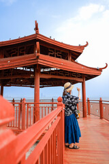中国の赤い屋根と女性