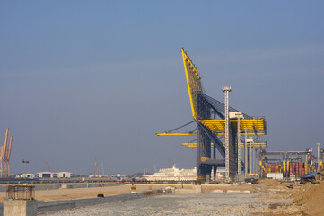 Construction of cranes for lifting containers, port transportation systems