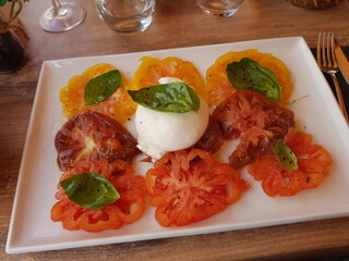 Tomate mozzarela dans un restaurant