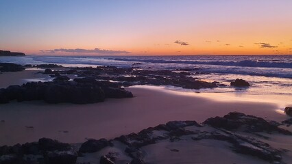 Romantische Meereslandschaft im Sonnenuntergang