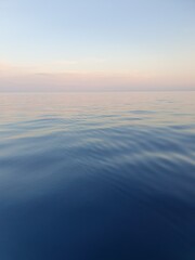 Sonnenuntergangsstimmung über dem Meer ruhiger Hintergrund mit Farbverlauf