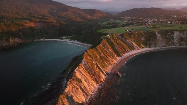 Atardecer en la punta del Cuerno de Cadavedo Asturias