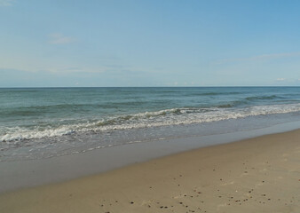 Obraz premium Beautiful empty sandy beach landscape with calm waves