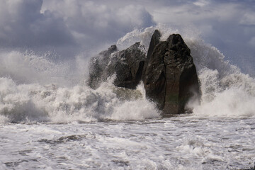 Wellenbrechen mit Schaum und Gischt an der Atlantikküste von Madeira