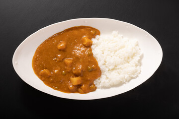 じゃがいもとグリーンピースのカレー（アルマタール）