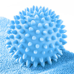 Blauer Massageball mit Noppen und Handtuch  Blue Massage Spike Ball