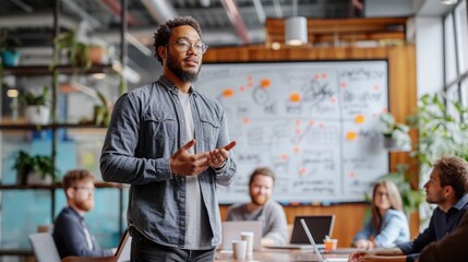 Man presenting a strategy during a collaborative meeting.