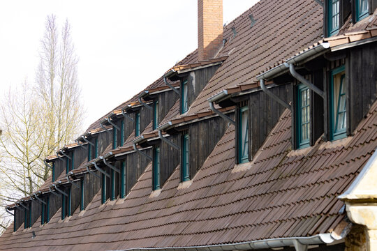 Ausschnitt close-up detail vom Dach dunkelgr&uuml;ne Dachfenster Sprossenfenster  des M&uuml;nchhausenhof in Rinteln Ritterstra&szlig;e Fachwerk Haus Kultur jedes einzelne mit Dachrinne und Regenfallrohr