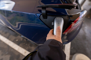 hand plugging electric car