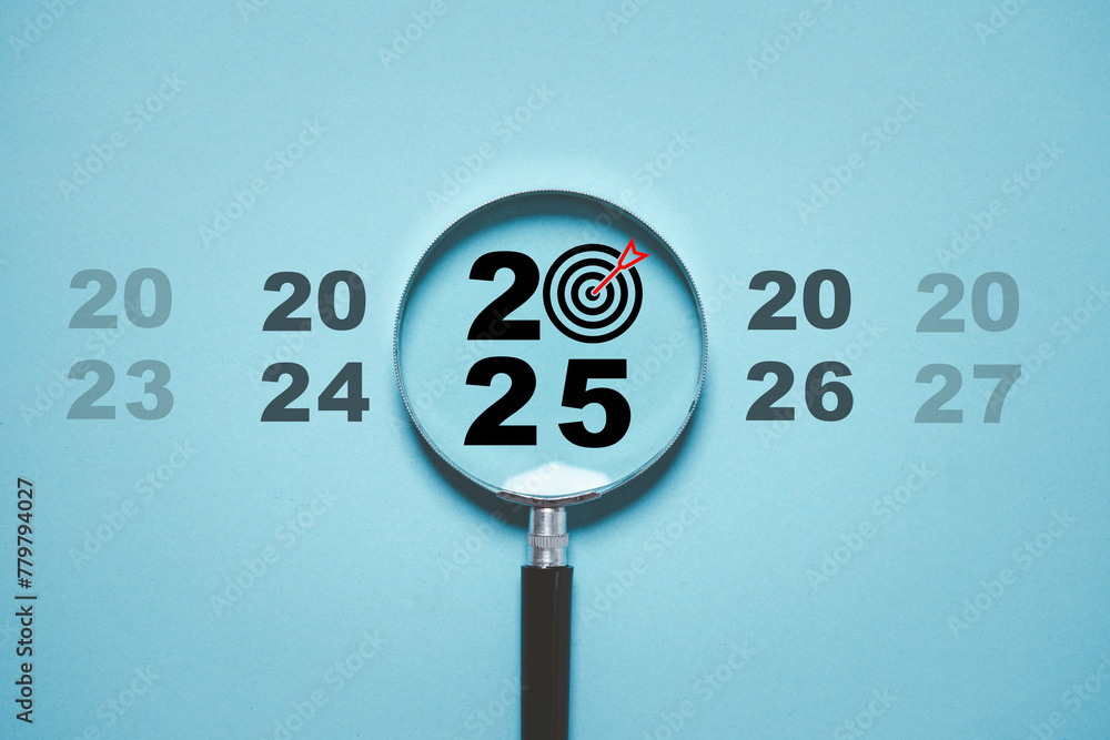 Aufkleber 2025 dartboard with arrow inside of magnifier glass for focus in new business when start new year co