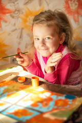 A red-haired girl of 5 years old paints. Genuine sincere emotions on the face. real life
- 779819401