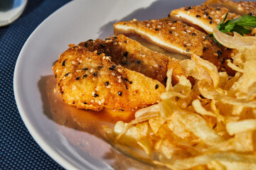pollo empanizado con papas fritas
