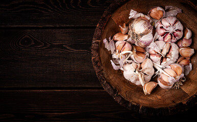 fresh garlic, in a wooden plate, top view, close-up, no people,