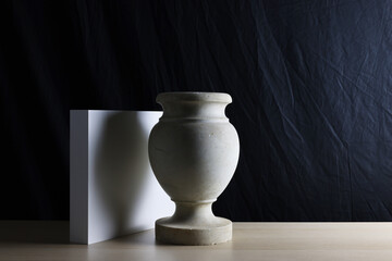 Still life con antico vaso in marmo grigio, isolato con spazio per testo
