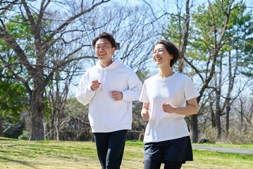 屋外を並んで走る男女