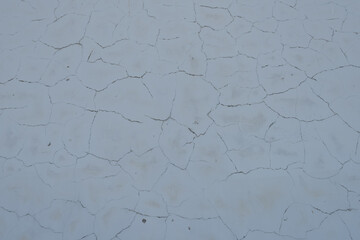 A white wall with many cracks