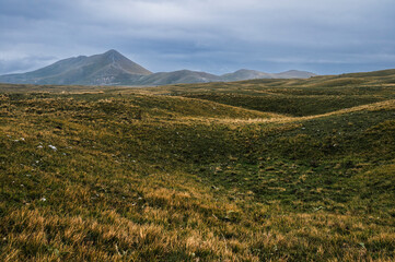 Obraz premium landscape inside Campo imperatore during an autumnal cloudy day, Parco nazionale del Gran Sasso, L'Aquila, Italy