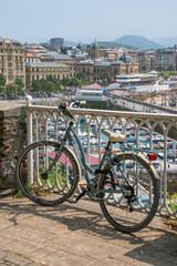 Bicicleta y vista del puerto y ciudad de San Sebastián en Donostia, País Vasco, España
