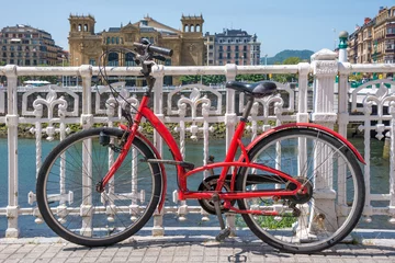 Foto op Canvas Bicicleta con el río Urumea y la ciudad de San Sebastián en Donostia, España © s-aznar