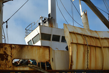 Saint-Malo - Port et bateau de pêche industrielle à quai, cabine, passerelle