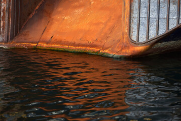 Saint-Malo - Port et bateau de pêche industrielle à quai, coque rouillée