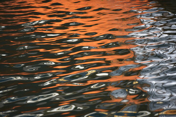 Saint-Malo - reflets rouille sur l'eau du port